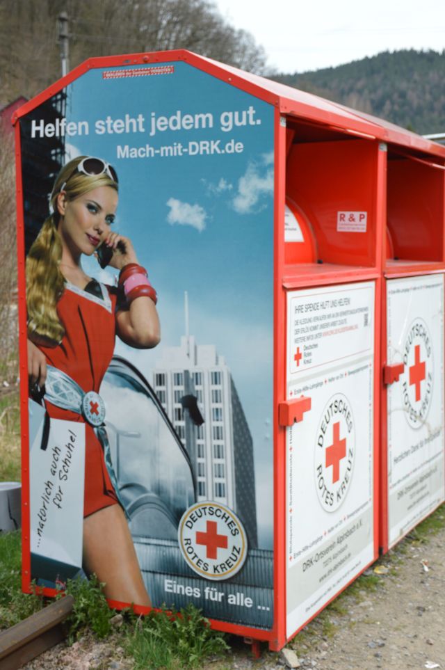 Mit Altkleidern helfen zu helfen